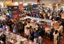 Kitap ve Kütüphane Festivalleri Kültürel Hafızanın Kutlandığı Etkinlikler Kitap ve kütüphane festivalleri, son yıllarda hem entelektüel gelişimi destekleyen hem de kültürel mirasın yaşatılmasına katkı sunan önemli organizasyonlar hâline gelmiştir. Özellikle dijitalleşmenin hız kazandığı bir çağda, kitapla ve bilgiyle kurulan temasın farklı bir düzleme taşındığı bu festivaller, okurların yanı sıra yazarlar, yayıncılar, akademisyenler ve kütüphanecileri bir araya getirmektedir. Bu tür etkinlikler, sadece kitaplara olan ilgiyi artırmakla kalmaz, aynı zamanda kütüphanelerin de sosyal ve kültürel hayattaki rolünü yeniden hatırlatır. Konulu bir haber görseli.