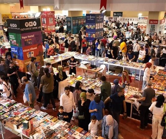 Kitap ve kütüphane festivalleri, son yıllarda hem entelektüel gelişimi destekleyen hem de kültürel mirasın yaşatılmasına katkı sunan önemli organizasyonlar hâline gelmiştir. Özellikle dijitalleşmenin hız kazandığı bir çağda, kitapla ve bilgiyle kurulan temasın farklı bir düzleme taşındığı bu festivaller, okurların yanı sıra yazarlar, yayıncılar, akademisyenler ve kütüphanecileri bir araya getirmektedir. Bu tür etkinlikler, sadece kitaplara olan ilgiyi artırmakla kalmaz, aynı zamanda kütüphanelerin de sosyal ve kültürel hayattaki rolünü yeniden hatırlatır. Konulu bir haber görseli.