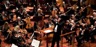 Klasik Müzik Festivalleri: Sanatın ve Melodilerin Büyülü Dünyası Klasik müzik festivalleri, müzikseverler için sadece bir dinleti değil, aynı zamanda kültürel bir deneyim sunar. Klasik müzik, yüzyıllar boyunca geleneksel olarak toplumların sanat anlayışına yön veren, derin duyguları ve hikayeleri müzikle anlatan bir sanat dalıdır. Bu festivaller, orchester, solist performansları ve odaklanmış repertuvarlar ile dinleyicilere unutulmaz bir müzik deneyimi sunar. Klasik müzik festivalleri, sadece müzik icra edilmesini sağlamaz, aynı zamanda müzik ve sanatla ilgili farkındalık yaratır, sanatsal açıdan toplumları birleştirir ve kültürel paylaşımlara imkan tanır. Konulu bir haber görseli.