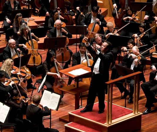 Klasik Müzik Festivalleri: Sanatın ve Melodilerin Büyülü Dünyası Klasik müzik festivalleri, müzikseverler için sadece bir dinleti değil, aynı zamanda kültürel bir deneyim sunar. Klasik müzik, yüzyıllar boyunca geleneksel olarak toplumların sanat anlayışına yön veren, derin duyguları ve hikayeleri müzikle anlatan bir sanat dalıdır. Bu festivaller, orchester, solist performansları ve odaklanmış repertuvarlar ile dinleyicilere unutulmaz bir müzik deneyimi sunar. Klasik müzik festivalleri, sadece müzik icra edilmesini sağlamaz, aynı zamanda müzik ve sanatla ilgili farkındalık yaratır, sanatsal açıdan toplumları birleştirir ve kültürel paylaşımlara imkan tanır. Konulu bir haber görseli.
