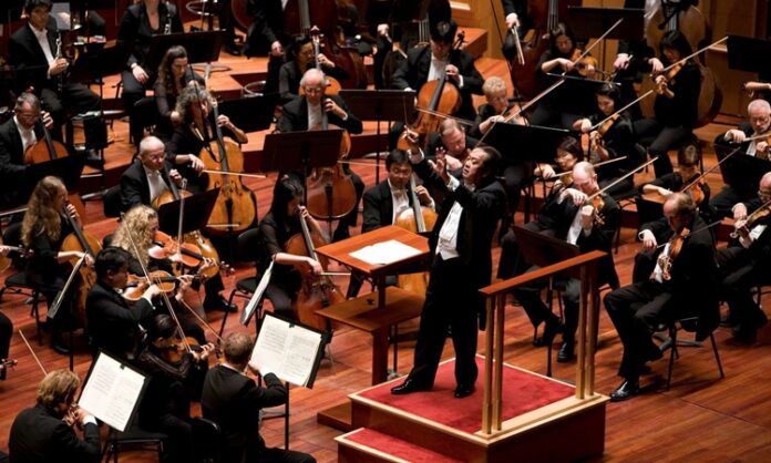 Klasik Müzik Festivalleri Sanatın ve Melodilerin Büyülü Dünyası Klasik müzik festivalleri, müzikseverler için sadece bir dinleti değil, aynı zamanda kültürel bir deneyim sunar. Klasik müzik, yüzyıllar boyunca geleneksel olarak toplumların sanat anlayışına yön veren, derin duyguları ve hikayeleri müzikle anlatan bir sanat dalıdır. Bu festivaller, orchester, solist performansları ve odaklanmış repertuvarlar ile dinleyicilere unutulmaz bir müzik deneyimi sunar. Klasik müzik festivalleri, sadece müzik icra edilmesini sağlamaz, aynı zamanda müzik ve sanatla ilgili farkındalık yaratır, sanatsal açıdan toplumları birleştirir ve kültürel paylaşımlara imkan tanır. Konulu bir haber görseli.