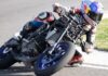 Motor Sporları Tutkunlarını Buluşturan Festivaller Türkiye’nin Dört Bir Yanında Heyecan Sunuyor Motor sporları, Türkiye'nin pek çok şehrinde binlerce tutkulu izleyiciyi ve sporcuyu bir araya getiren büyük organizasyonlarla kutlanıyor. Her yıl farklı disiplinlerde düzenlenen bu motor sporları festivalleri, sadece adrenalin ve hız değil; aynı zamanda turizm, ekonomi ve kültürel çeşitlilik açısından da büyük katkı sağlıyor. Özellikle Türkiye Rallisi ve Istanbul Park Formula 1 gibi dünya çapında bilinen etkinlikler, Türkiye'yi uluslararası motor sporları arenasında daha görünür hale getiriyor. Konulu bir haber görseli.
