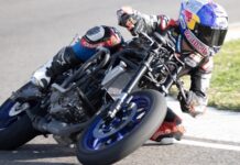 Motor Sporları Tutkunlarını Buluşturan Festivaller Türkiye’nin Dört Bir Yanında Heyecan Sunuyor Motor sporları, Türkiye'nin pek çok şehrinde binlerce tutkulu izleyiciyi ve sporcuyu bir araya getiren büyük organizasyonlarla kutlanıyor. Her yıl farklı disiplinlerde düzenlenen bu motor sporları festivalleri, sadece adrenalin ve hız değil; aynı zamanda turizm, ekonomi ve kültürel çeşitlilik açısından da büyük katkı sağlıyor. Özellikle Türkiye Rallisi ve Istanbul Park Formula 1 gibi dünya çapında bilinen etkinlikler, Türkiye'yi uluslararası motor sporları arenasında daha görünür hale getiriyor. Konulu bir haber görseli.