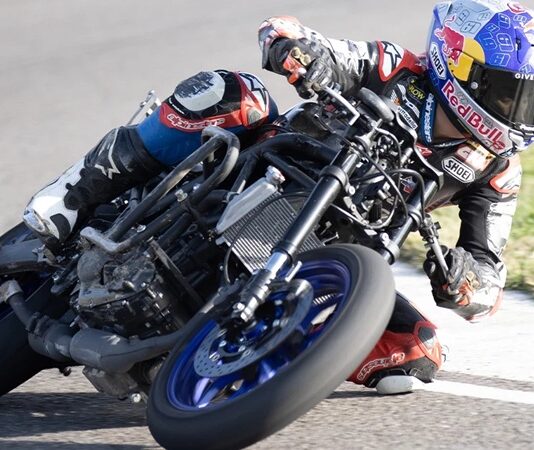 Motor Sporları Tutkunlarını Buluşturan Festivaller Türkiye’nin Dört Bir Yanında Heyecan Sunuyor Motor sporları, Türkiye'nin pek çok şehrinde binlerce tutkulu izleyiciyi ve sporcuyu bir araya getiren büyük organizasyonlarla kutlanıyor. Her yıl farklı disiplinlerde düzenlenen bu motor sporları festivalleri, sadece adrenalin ve hız değil; aynı zamanda turizm, ekonomi ve kültürel çeşitlilik açısından da büyük katkı sağlıyor. Özellikle Türkiye Rallisi ve Istanbul Park Formula 1 gibi dünya çapında bilinen etkinlikler, Türkiye'yi uluslararası motor sporları arenasında daha görünür hale getiriyor. Konulu bir haber görseli.