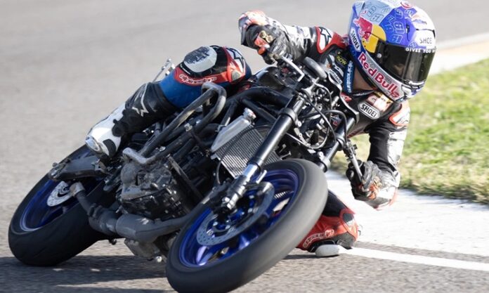 Motor Sporları Tutkunlarını Buluşturan Festivaller Türkiye’nin Dört Bir Yanında Heyecan Sunuyor Motor sporları, Türkiye'nin pek çok şehrinde binlerce tutkulu izleyiciyi ve sporcuyu bir araya getiren büyük organizasyonlarla kutlanıyor. Her yıl farklı disiplinlerde düzenlenen bu motor sporları festivalleri, sadece adrenalin ve hız değil; aynı zamanda turizm, ekonomi ve kültürel çeşitlilik açısından da büyük katkı sağlıyor. Özellikle Türkiye Rallisi ve Istanbul Park Formula 1 gibi dünya çapında bilinen etkinlikler, Türkiye'yi uluslararası motor sporları arenasında daha görünür hale getiriyor. Konulu bir haber görseli.