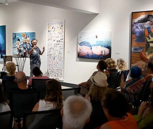 Sanatın Kalbinde Buluşma Sanatçı Buluşmaları ve Sergi Festivalleri Sanat dünyası, yaratıcı insanları bir araya getiren, fikirlerin özgürce paylaşıldığı ve sanatsal vizyonların sergilendiği etkinliklerle doludur. Bu etkinliklerin başında ise sanatçı buluşmaları ve sergi festivalleri yer alır. Hem sanatçılar hem de sanatseverler için büyük bir önem taşıyan bu tür festivaller, sanatı daha geniş kitlelere ulaştırmak, yeni eserler tanıtmak ve yaratıcı süreçleri desteklemek açısından önemli platformlar oluşturur. Konulu bir haber görseli.