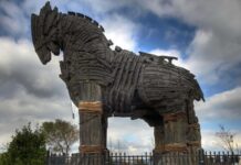 Tarih Ve Arkeoloji Tutkunları İçin Türkiye’nin Büyüleyici Festivalleri Türkiye, sahip olduğu zengin tarihî miras ve arkeolojik zenginliklerle sadece bilim insanlarını değil, aynı zamanda kültür meraklılarını da kendine çekiyor. Her yıl düzenlenen tarih ve arkeoloji festivalleri, hem yerli hem de yabancı turistler için adeta zaman yolculuğu niteliğinde bir deneyim sunuyor. Bu festivaller, antik kentlerin büyüleyici atmosferinde, geçmişin izlerini bugüne taşıyan bir köprü görevi görüyor. Özellikle yaz aylarında Türkiye'nin dört bir yanında gerçekleştirilen bu organizasyonlar, yalnızca eğlence değil, aynı zamanda bilgi dolu etkinlikleriyle de dikkat çekiyor. Konulu bir haber görseli.