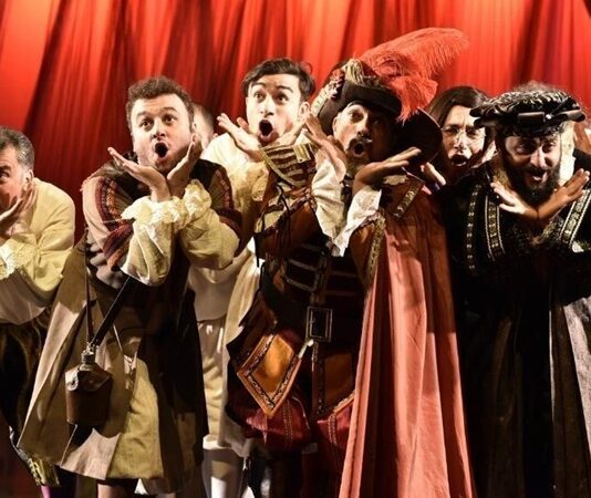 Tiyatro Festivalleriyle Türkiye’nin Sanat Yıldızı Parlıyor Türkiye, sahne sanatları konusunda son yıllarda önemli bir yol kat etti. Tiyatro festivalleri, kültür ve sanatın vücut bulduğu en önemli etkinlikler arasında yer alıyor. Türkiye'nin farklı şehirlerinde her yıl düzenlenen tiyatro festivalleri, hem yerel hem de uluslararası sanatçıları bir araya getiriyor. Bu festivaller, seyircisine farklı kültürel bakış açıları sunarak tiyatronun evrensel dilini daha geniş kitlelere duyuruyor. Konulu bir haber görseli.