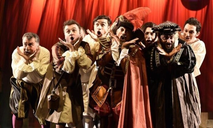 Tiyatro Festivalleriyle Türkiye'nin Sanat Yıldızı Parlıyor Türkiye, sahne sanatları konusunda son yıllarda önemli bir yol kat etti. Tiyatro festivalleri, kültür ve sanatın vücut bulduğu en önemli etkinlikler arasında yer alıyor. Türkiye'nin farklı şehirlerinde her yıl düzenlenen tiyatro festivalleri, hem yerel hem de uluslararası sanatçıları bir araya getiriyor. Bu festivaller, seyircisine farklı kültürel bakış açıları sunarak tiyatronun evrensel dilini daha geniş kitlelere duyuruyor. Konulu bir haber görseli.