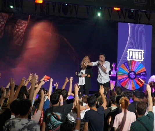 Türkiye’de Dijital Gelecek Şekilleniyor Yazılım ve Oyun Teknolojileri Festivalleriyle Büyüyen Bir Ekosistem Türkiye’de dijitalleşmenin hızla artmasıyla birlikte yazılım ve oyun teknolojileri alanında gerçekleştirilen festivaller, yeni nesil girişimcilerden profesyonel geliştiricilere kadar geniş bir kitleyi bir araya getiriyor. Son yıllarda farklı şehirlerde düzenlenen bu etkinlikler; kodlamanın, oyun tasarımının ve teknolojik yeniliklerin kamuya açıldığı platformlara dönüşmüş durumda. Girişimciler, öğrenciler, geliştiriciler, yatırımcılar ve teknoloji meraklıları bu festivaller aracılığıyla hem bilgi alışverişi yapıyor hem de sektöre yön verecek yeniliklerle tanışma imkânı buluyor. Konulu bir haber görseli.