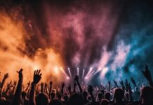 Türkiye’de Müziğin Kalbi Festival Ruhuyla Atıyor Türkiye, yalnızca tarihi zenginliğiyle değil, aynı zamanda müzikle yoğrulmuş kültürel etkinlikleriyle de dikkat çekiyor. Özellikle son yıllarda ülke genelinde düzenlenen müzik festivalleri, yerli ve yabancı sanatçıların bir araya geldiği, kitleleri buluşturan eşsiz deneyimler sunuyor. Her yıl on binlerce müzikseverin katılımıyla gerçekleşen bu festivaller, hem yerel ekonomiye katkı sağlıyor hem de kültürel alışverişe önemli bir zemin hazırlıyor. Konulu bir haber görseli.