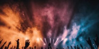 Türkiye’de Müziğin Kalbi Festival Ruhuyla Atıyor Türkiye, yalnızca tarihi zenginliğiyle değil, aynı zamanda müzikle yoğrulmuş kültürel etkinlikleriyle de dikkat çekiyor. Özellikle son yıllarda ülke genelinde düzenlenen müzik festivalleri, yerli ve yabancı sanatçıların bir araya geldiği, kitleleri buluşturan eşsiz deneyimler sunuyor. Her yıl on binlerce müzikseverin katılımıyla gerçekleşen bu festivaller, hem yerel ekonomiye katkı sağlıyor hem de kültürel alışverişe önemli bir zemin hazırlıyor. Konulu bir haber görseli.