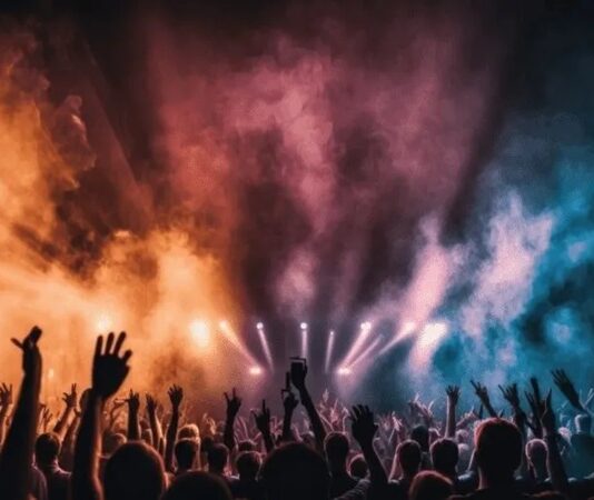 Türkiye’de Müziğin Kalbi Festival Ruhuyla Atıyor Türkiye, yalnızca tarihi zenginliğiyle değil, aynı zamanda müzikle yoğrulmuş kültürel etkinlikleriyle de dikkat çekiyor. Özellikle son yıllarda ülke genelinde düzenlenen müzik festivalleri, yerli ve yabancı sanatçıların bir araya geldiği, kitleleri buluşturan eşsiz deneyimler sunuyor. Her yıl on binlerce müzikseverin katılımıyla gerçekleşen bu festivaller, hem yerel ekonomiye katkı sağlıyor hem de kültürel alışverişe önemli bir zemin hazırlıyor. Konulu bir haber görseli.