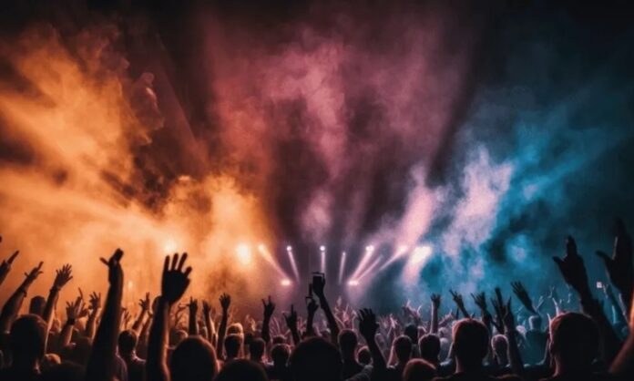 Türkiye'de Müziğin Kalbi Festival Ruhuyla Atıyor Türkiye, yalnızca tarihi zenginliğiyle değil, aynı zamanda müzikle yoğrulmuş kültürel etkinlikleriyle de dikkat çekiyor. Özellikle son yıllarda ülke genelinde düzenlenen müzik festivalleri, yerli ve yabancı sanatçıların bir araya geldiği, kitleleri buluşturan eşsiz deneyimler sunuyor. Her yıl on binlerce müzikseverin katılımıyla gerçekleşen bu festivaller, hem yerel ekonomiye katkı sağlıyor hem de kültürel alışverişe önemli bir zemin hazırlıyor. Konulu bir haber görseli.