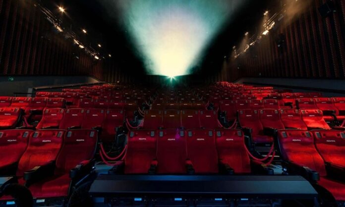 Türkiye'de Sinema ve Animasyon Tutkunlarının Buluşma Noktası Türkiye’de sinema ve animasyon kültürü, son yıllarda büyük bir gelişim gösterdi. Her geçen gün artan izleyici kitlesi ve içerik üreticileri, bu alanda daha fazla organizasyonun düzenlenmesine yol açıyor. Özellikle gençlerin ve öğrencilerin yoğun ilgi gösterdiği bu etkinlikler, şehirlere sanatsal bir soluk kazandırmakla kalmıyor, aynı zamanda kültürel turizmi de canlandırıyor. Konulu bir haber görseli.