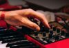 Elektronik müzik, dünyanın dört bir yanında geniş bir dinleyici kitlesine sahip olan bir müzik türüdür. Türkiye’de, her yıl düzenlenen elektronik müzik festivalleri, bu müzik türünü sevenleri bir araya getirerek, unutulmaz bir deneyim sunuyor. İstanbul'dan İzmir'e, Ankara'dan Antalya'ya kadar her şehirde farklı atmosferlere sahip bu festivaller, katılımcılara elektronik müziğin en iyi örneklerini dinleme fırsatı veriyor. Bu festivaller, sadece müzik dinlemekle kalmayıp, aynı zamanda katılımcıları sosyal bir deneyime de davet ediyor. Konulu bir haber görseli