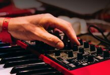 Türkiye’deki Elektronik Müzik Festivalleri: Ritimlerin Büyüsü Elektronik müzik, dünyanın dört bir yanında geniş bir dinleyici kitlesine sahip olan bir müzik türüdür. Türkiye’de, her yıl düzenlenen elektronik müzik festivalleri, bu müzik türünü sevenleri bir araya getirerek, unutulmaz bir deneyim sunuyor. İstanbul'dan İzmir'e, Ankara'dan Antalya'ya kadar her şehirde farklı atmosferlere sahip bu festivaller, katılımcılara elektronik müziğin en iyi örneklerini dinleme fırsatı veriyor. Bu festivaller, sadece müzik dinlemekle kalmayıp, aynı zamanda katılımcıları sosyal bir deneyime de davet ediyor. Konulu bir haber görseli