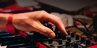 Elektronik müzik, dünyanın dört bir yanında geniş bir dinleyici kitlesine sahip olan bir müzik türüdür. Türkiye’de, her yıl düzenlenen elektronik müzik festivalleri, bu müzik türünü sevenleri bir araya getirerek, unutulmaz bir deneyim sunuyor. İstanbul'dan İzmir'e, Ankara'dan Antalya'ya kadar her şehirde farklı atmosferlere sahip bu festivaller, katılımcılara elektronik müziğin en iyi örneklerini dinleme fırsatı veriyor. Bu festivaller, sadece müzik dinlemekle kalmayıp, aynı zamanda katılımcıları sosyal bir deneyime de davet ediyor. Konulu bir haber görseli