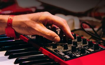 Elektronik müzik, dünyanın dört bir yanında geniş bir dinleyici kitlesine sahip olan bir müzik türüdür. Türkiye’de, her yıl düzenlenen elektronik müzik festivalleri, bu müzik türünü sevenleri bir araya getirerek, unutulmaz bir deneyim sunuyor. İstanbul'dan İzmir'e, Ankara'dan Antalya'ya kadar her şehirde farklı atmosferlere sahip bu festivaller, katılımcılara elektronik müziğin en iyi örneklerini dinleme fırsatı veriyor. Bu festivaller, sadece müzik dinlemekle kalmayıp, aynı zamanda katılımcıları sosyal bir deneyime de davet ediyor. Konulu bir haber görseli