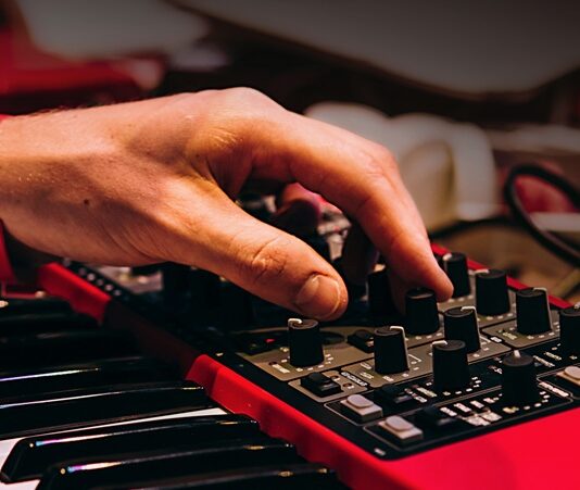 Türkiye’deki Elektronik Müzik Festivalleri: Ritimlerin Büyüsü Elektronik müzik, dünyanın dört bir yanında geniş bir dinleyici kitlesine sahip olan bir müzik türüdür. Türkiye’de, her yıl düzenlenen elektronik müzik festivalleri, bu müzik türünü sevenleri bir araya getirerek, unutulmaz bir deneyim sunuyor. İstanbul'dan İzmir'e, Ankara'dan Antalya'ya kadar her şehirde farklı atmosferlere sahip bu festivaller, katılımcılara elektronik müziğin en iyi örneklerini dinleme fırsatı veriyor. Bu festivaller, sadece müzik dinlemekle kalmayıp, aynı zamanda katılımcıları sosyal bir deneyime de davet ediyor. Konulu bir haber görseli