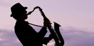 Müzik, insan ruhunun derinliklerine hitap eden, sınır tanımayan bir dil olarak kabul edilir. Türkiye’de, caz ve blues gibi türler, yalnızca müzikseverlerin değil, sanatın her alanına ilgi duyanların da ilgisini çekiyor. Türkiye’nin dört bir yanında düzenlenen caz ve blues festivalleri, müziğin gücünü kutlayarak, farklı kültürlerden gelen sanatçıları bir araya getiriyor. Bu festivaller, hem Türk hem de dünya çapında ünlü sanatçılarla dolu, etkileyici bir müzik deneyimi sunuyor. İşte Türkiye'deki caz ve blues festivallerinin en dikkat çekenleri. Konulu bir haber görseli.
