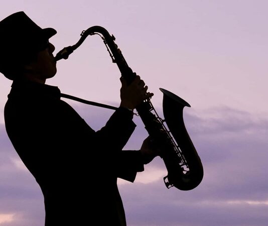 Türkiye’nin Caz ve Blues Festivalleri: Müziğin Ritimlerine Yolculuk Müzik, insan ruhunun derinliklerine hitap eden, sınır tanımayan bir dil olarak kabul edilir. Türkiye’de, caz ve blues gibi türler, yalnızca müzikseverlerin değil, sanatın her alanına ilgi duyanların da ilgisini çekiyor. Türkiye’nin dört bir yanında düzenlenen caz ve blues festivalleri, müziğin gücünü kutlayarak, farklı kültürlerden gelen sanatçıları bir araya getiriyor. Bu festivaller, hem Türk hem de dünya çapında ünlü sanatçılarla dolu, etkileyici bir müzik deneyimi sunuyor. İşte Türkiye'deki caz ve blues festivallerinin en dikkat çekenleri. Konulu bir haber görseli.