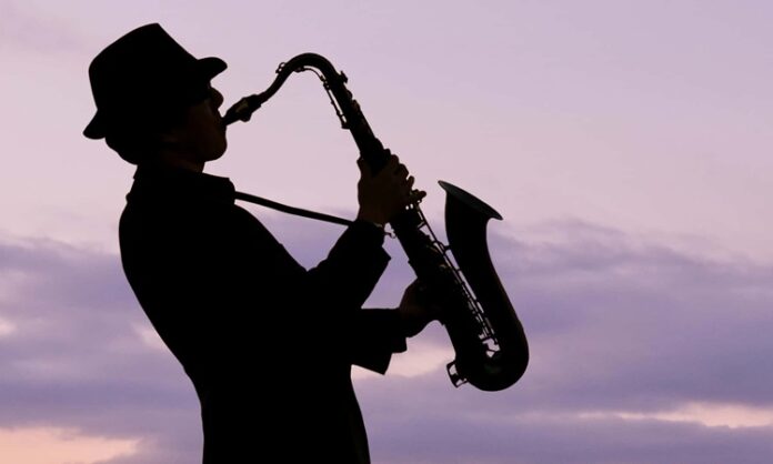 Türkiye’nin Caz ve Blues Festivalleri Müziğin Ritimlerine Yolculuk Müzik, insan ruhunun derinliklerine hitap eden, sınır tanımayan bir dil olarak kabul edilir. Türkiye’de, caz ve blues gibi türler, yalnızca müzikseverlerin değil, sanatın her alanına ilgi duyanların da ilgisini çekiyor. Türkiye’nin dört bir yanında düzenlenen caz ve blues festivalleri, müziğin gücünü kutlayarak, farklı kültürlerden gelen sanatçıları bir araya getiriyor. Bu festivaller, hem Türk hem de dünya çapında ünlü sanatçılarla dolu, etkileyici bir müzik deneyimi sunuyor. İşte Türkiye'deki caz ve blues festivallerinin en dikkat çekenleri. Konulu bir haber görseli.