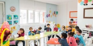 Türkiye genelinde düzenlenen çocuk ve oyun festivalleri, hem aileleri hem de minikleri büyülü bir atmosferle buluşturuyor. Kültürel mirasla harmanlanan bu etkinlikler, hem eğlenceli hem de eğitici içerikleriyle dikkat çekiyor. İstanbul’dan Şanlıurfa’ya, Mardin’den İzmir’e kadar uzanan geniş bir yelpazede gerçekleşen festivaller, Türkiye’nin çocuklara verdiği değeri ve oyun kültürünü gözler önüne seriyor. Konulu bir haber görseli.