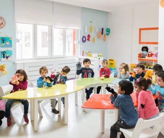 Türkiye genelinde düzenlenen çocuk ve oyun festivalleri, hem aileleri hem de minikleri büyülü bir atmosferle buluşturuyor. Kültürel mirasla harmanlanan bu etkinlikler, hem eğlenceli hem de eğitici içerikleriyle dikkat çekiyor. İstanbul’dan Şanlıurfa’ya, Mardin’den İzmir’e kadar uzanan geniş bir yelpazede gerçekleşen festivaller, Türkiye’nin çocuklara verdiği değeri ve oyun kültürünü gözler önüne seriyor. Konulu bir haber görseli.