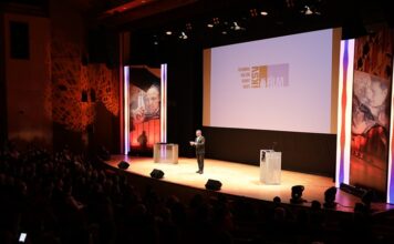 Türkiye’nin Dört Bir Yanında Parlayan 20 Film Festivali Türkiye, sinema alanında her geçen yıl daha da büyüyen bir festival ağına sahip. Ülkenin dört bir yanına yayılan film festivalleri, yalnızca sinema severleri değil, aynı zamanda yerli ve yabancı yapımcıları da kendine çekiyor. İstanbul'dan Van'a, Bursa'dan Mardin'e uzanan bu festivaller, hem kültürel çeşitliliği hem de sanatsal üretkenliği yansıtıyor. İşte Türkiye’de düzenlenen 20 önemli film festivali ve bu etkinliklerin sektöre katkıları... Konulu bir haber görseli.