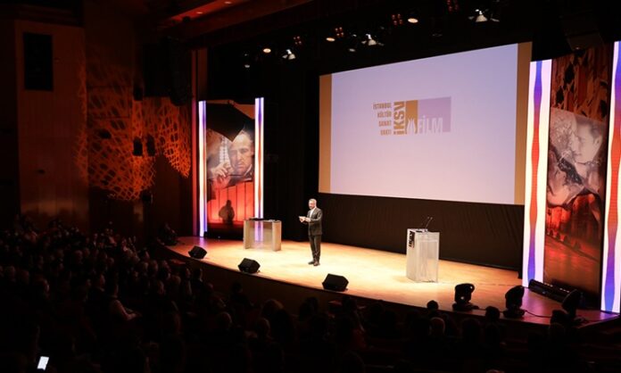 Türkiye’nin Dört Bir Yanında Parlayan 20 Film Festivali Türkiye, sinema alanında her geçen yıl daha da büyüyen bir festival ağına sahip. Ülkenin dört bir yanına yayılan film festivalleri, yalnızca sinema severleri değil, aynı zamanda yerli ve yabancı yapımcıları da kendine çekiyor. İstanbul'dan Van'a, Bursa'dan Mardin'e uzanan bu festivaller, hem kültürel çeşitliliği hem de sanatsal üretkenliği yansıtıyor. İşte Türkiye’de düzenlenen 20 önemli film festivali ve bu etkinliklerin sektöre katkıları... Konulu bir haber görseli.