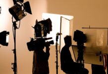 Türkiye’nin Film ve Dizi Set Festivalleri: Sinema Dünyasının Büyüleyici Yüzü Türkiye, sinema ve dizi dünyasının büyüleyici atmosferini her yıl düzenlediği film ve dizi set festivalleriyle kutluyor. Bu festivaller, hem yerli hem de yabancı film ve dizi meraklılarını bir araya getirerek sinematik deneyimlerin kapılarını aralıyor. Katılımcılar, sektördeki profesyonellerle tanışma, setlerin perde arkasını keşfetme ve film dizi yapım süreçlerini gözlemleme fırsatı buluyor. Ayrıca, bu etkinlikler sektördeki yenilikleri ve gelişmeleri takip etmek isteyenler için önemli bir buluşma noktası haline geliyor. Konulu bir haber görseli.