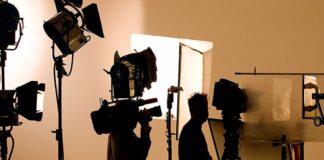 Türkiye, sinema ve dizi dünyasının büyüleyici atmosferini her yıl düzenlediği film ve dizi set festivalleriyle kutluyor. Bu festivaller, hem yerli hem de yabancı film ve dizi meraklılarını bir araya getirerek sinematik deneyimlerin kapılarını aralıyor. Katılımcılar, sektördeki profesyonellerle tanışma, setlerin perde arkasını keşfetme ve film dizi yapım süreçlerini gözlemleme fırsatı buluyor. Ayrıca, bu etkinlikler sektördeki yenilikleri ve gelişmeleri takip etmek isteyenler için önemli bir buluşma noktası haline geliyor. Konulu bir haber görseli.