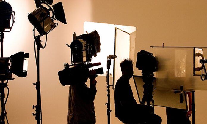 Türkiye’nin Film ve Dizi Set Festivalleri Sinema Dünyasının Büyüleyici Yüzü Türkiye, sinema ve dizi dünyasının büyüleyici atmosferini her yıl düzenlediği film ve dizi set festivalleriyle kutluyor. Bu festivaller, hem yerli hem de yabancı film ve dizi meraklılarını bir araya getirerek sinematik deneyimlerin kapılarını aralıyor. Katılımcılar, sektördeki profesyonellerle tanışma, setlerin perde arkasını keşfetme ve film dizi yapım süreçlerini gözlemleme fırsatı buluyor. Ayrıca, bu etkinlikler sektördeki yenilikleri ve gelişmeleri takip etmek isteyenler için önemli bir buluşma noktası haline geliyor. Konulu bir haber görseli.