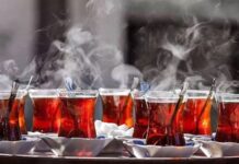 Türkiye’nin Kahve ve Çay Festivalleri: Bir Tutkunun Peşinden Kahve ve çay, Türkiye'nin kültürel mirasında önemli bir yer tutar. Her biri, kendine özgü bir tarih ve gelenekle bağlanır. Bu içecekler sadece birer sıvı değil, sosyal yaşamın, sohbetlerin, dostlukların ve aile bağlarının sembolüdür. Türkiye'nin dört bir yanında düzenlenen kahve ve çay festivalleri, bu içeceklerin ardındaki kültürü kutlamak, üreticilere destek olmak ve daha geniş kitlelere tanıtmak amacıyla her yıl büyük ilgi görmektedir. Bu festivaller, kahve ve çay severleri bir araya getirerek, farklı damak tatlarını keşfetme ve geleneksel içecek kültürünü yakından deneyimleme fırsatı sunar. İşte Türkiye’nin çeşitli şehirlerinde düzenlenen en popüler kahve ve çay festivalleri. Konulu bir haber görseli.