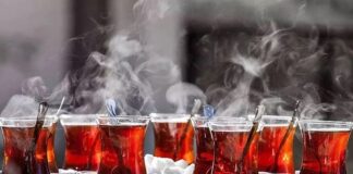 Kahve ve çay, Türkiye'nin kültürel mirasında önemli bir yer tutar. Her biri, kendine özgü bir tarih ve gelenekle bağlanır. Bu içecekler sadece birer sıvı değil, sosyal yaşamın, sohbetlerin, dostlukların ve aile bağlarının sembolüdür. Türkiye'nin dört bir yanında düzenlenen kahve ve çay festivalleri, bu içeceklerin ardındaki kültürü kutlamak, üreticilere destek olmak ve daha geniş kitlelere tanıtmak amacıyla her yıl büyük ilgi görmektedir. Bu festivaller, kahve ve çay severleri bir araya getirerek, farklı damak tatlarını keşfetme ve geleneksel içecek kültürünü yakından deneyimleme fırsatı sunar. İşte Türkiye’nin çeşitli şehirlerinde düzenlenen en popüler kahve ve çay festivalleri. Konulu bir haber görseli.