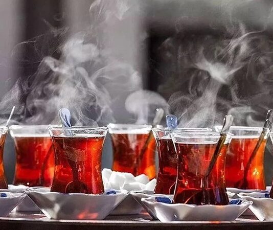 Türkiye’nin Kahve ve Çay Festivalleri: Bir Tutkunun Peşinden Kahve ve çay, Türkiye'nin kültürel mirasında önemli bir yer tutar. Her biri, kendine özgü bir tarih ve gelenekle bağlanır. Bu içecekler sadece birer sıvı değil, sosyal yaşamın, sohbetlerin, dostlukların ve aile bağlarının sembolüdür. Türkiye'nin dört bir yanında düzenlenen kahve ve çay festivalleri, bu içeceklerin ardındaki kültürü kutlamak, üreticilere destek olmak ve daha geniş kitlelere tanıtmak amacıyla her yıl büyük ilgi görmektedir. Bu festivaller, kahve ve çay severleri bir araya getirerek, farklı damak tatlarını keşfetme ve geleneksel içecek kültürünü yakından deneyimleme fırsatı sunar. İşte Türkiye’nin çeşitli şehirlerinde düzenlenen en popüler kahve ve çay festivalleri. Konulu bir haber görseli.