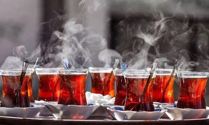 Türkiye'nin Kahve ve Çay Festivalleri Bir Tutkunun Peşinden Kahve ve çay, Türkiye'nin kültürel mirasında önemli bir yer tutar. Her biri, kendine özgü bir tarih ve gelenekle bağlanır. Bu içecekler sadece birer sıvı değil, sosyal yaşamın, sohbetlerin, dostlukların ve aile bağlarının sembolüdür. Türkiye'nin dört bir yanında düzenlenen kahve ve çay festivalleri, bu içeceklerin ardındaki kültürü kutlamak, üreticilere destek olmak ve daha geniş kitlelere tanıtmak amacıyla her yıl büyük ilgi görmektedir. Bu festivaller, kahve ve çay severleri bir araya getirerek, farklı damak tatlarını keşfetme ve geleneksel içecek kültürünü yakından deneyimleme fırsatı sunar. İşte Türkiye’nin çeşitli şehirlerinde düzenlenen en popüler kahve ve çay festivalleri. Konulu bir haber görseli.