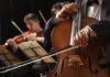 Türkiye’nin Klasik Müzik Festivalleri: Sanatın Zengin Duygusallığı Klasik müzik, insan ruhuna dokunan, derin ve etkileyici bir sanat dalıdır. Türkiye’de de klasik müzik, yıllardır büyük bir ilgiyle takip edilmekte ve her yıl düzenlenen klasik müzik festivalleri, sanatseverleri bir araya getirmektedir. Bu festivaller, ülkenin farklı şehirlerinde dünya çapında ünlü sanatçıların ve orkestraların sahneye çıktığı, zengin bir müzik atmosferi yaratmaktadır. Her yıl büyüyen bir ilgiyle karşılaşan bu festivaller, klasik müziği sadece bir konser olarak değil, bir kültür etkinliği ve sanatsal bir kutlama olarak sunmaktadır. İşte Türkiye’deki en dikkat çeken klasik müzik festivalleri. Konulu bir haber görseli.