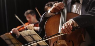 Klasik müzik, insan ruhuna dokunan, derin ve etkileyici bir sanat dalıdır. Türkiye’de de klasik müzik, yıllardır büyük bir ilgiyle takip edilmekte ve her yıl düzenlenen klasik müzik festivalleri, sanatseverleri bir araya getirmektedir. Bu festivaller, ülkenin farklı şehirlerinde dünya çapında ünlü sanatçıların ve orkestraların sahneye çıktığı, zengin bir müzik atmosferi yaratmaktadır. Her yıl büyüyen bir ilgiyle karşılaşan bu festivaller, klasik müziği sadece bir konser olarak değil, bir kültür etkinliği ve sanatsal bir kutlama olarak sunmaktadır. İşte Türkiye’deki en dikkat çeken klasik müzik festivalleri. Konulu bir haber görseli.