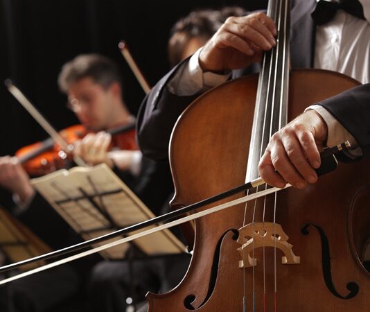 Türkiye’nin Klasik Müzik Festivalleri: Sanatın Zengin Duygusallığı Klasik müzik, insan ruhuna dokunan, derin ve etkileyici bir sanat dalıdır. Türkiye’de de klasik müzik, yıllardır büyük bir ilgiyle takip edilmekte ve her yıl düzenlenen klasik müzik festivalleri, sanatseverleri bir araya getirmektedir. Bu festivaller, ülkenin farklı şehirlerinde dünya çapında ünlü sanatçıların ve orkestraların sahneye çıktığı, zengin bir müzik atmosferi yaratmaktadır. Her yıl büyüyen bir ilgiyle karşılaşan bu festivaller, klasik müziği sadece bir konser olarak değil, bir kültür etkinliği ve sanatsal bir kutlama olarak sunmaktadır. İşte Türkiye’deki en dikkat çeken klasik müzik festivalleri. Konulu bir haber görseli.