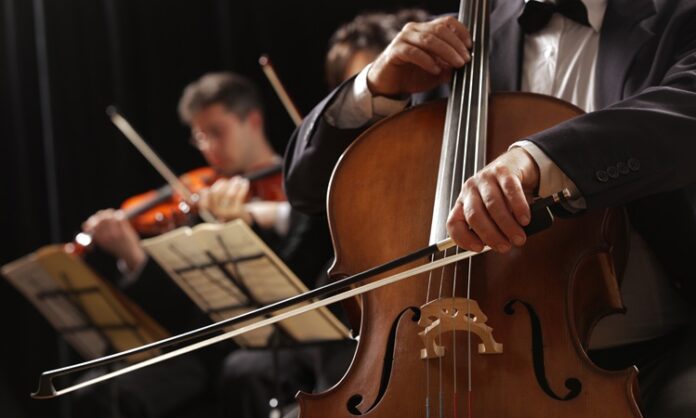 Türkiye'nin Klasik Müzik Festivalleri Sanatın Zengin Duygusallığı Klasik müzik, insan ruhuna dokunan, derin ve etkileyici bir sanat dalıdır. Türkiye’de de klasik müzik, yıllardır büyük bir ilgiyle takip edilmekte ve her yıl düzenlenen klasik müzik festivalleri, sanatseverleri bir araya getirmektedir. Bu festivaller, ülkenin farklı şehirlerinde dünya çapında ünlü sanatçıların ve orkestraların sahneye çıktığı, zengin bir müzik atmosferi yaratmaktadır. Her yıl büyüyen bir ilgiyle karşılaşan bu festivaller, klasik müziği sadece bir konser olarak değil, bir kültür etkinliği ve sanatsal bir kutlama olarak sunmaktadır. İşte Türkiye’deki en dikkat çeken klasik müzik festivalleri. Konulu bir haber görseli.
