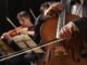Türkiye’nin Klasik Müzik Festivalleri: Sanatın Zengin Duygusallığı Klasik müzik, insan ruhuna dokunan, derin ve etkileyici bir sanat dalıdır. Türkiye’de de klasik müzik, yıllardır büyük bir ilgiyle takip edilmekte ve her yıl düzenlenen klasik müzik festivalleri, sanatseverleri bir araya getirmektedir. Bu festivaller, ülkenin farklı şehirlerinde dünya çapında ünlü sanatçıların ve orkestraların sahneye çıktığı, zengin bir müzik atmosferi yaratmaktadır. Her yıl büyüyen bir ilgiyle karşılaşan bu festivaller, klasik müziği sadece bir konser olarak değil, bir kültür etkinliği ve sanatsal bir kutlama olarak sunmaktadır. İşte Türkiye’deki en dikkat çeken klasik müzik festivalleri. Konulu bir haber görseli.