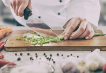 Türkiye’nin Lezzet Dolu Festivalleri: Gastronomi ve Kültürün Buluşma Noktası Türkiye, gastronomi dünyasında eşsiz bir mirasa sahip bir ülke olarak, mutfak kültürünü en iyi şekilde kutlayan festivallere ev sahipliği yapıyor. Gastronomi festivalleri, Türk mutfağının zengin çeşitliliğini, geleneksel yemeklerin yanı sıra yerel tatları da ön plana çıkararak, hem yerel halkı hem de dünya çapında gastronomi meraklılarını bir araya getiriyor. Antalya Gastronomi Festivali ve Gaziantep Gastronomi Festivali, bu alandaki en prestijli festivaller olarak hem yerel hem de uluslararası düzeyde büyük ilgi görmekte. Konulu bir haber görseli.