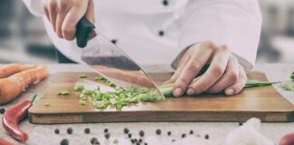 Türkiye, gastronomi dünyasında eşsiz bir mirasa sahip bir ülke olarak, mutfak kültürünü en iyi şekilde kutlayan festivallere ev sahipliği yapıyor. Gastronomi festivalleri, Türk mutfağının zengin çeşitliliğini, geleneksel yemeklerin yanı sıra yerel tatları da ön plana çıkararak, hem yerel halkı hem de dünya çapında gastronomi meraklılarını bir araya getiriyor. Antalya Gastronomi Festivali ve Gaziantep Gastronomi Festivali, bu alandaki en prestijli festivaller olarak hem yerel hem de uluslararası düzeyde büyük ilgi görmekte. Konulu bir haber görseli.