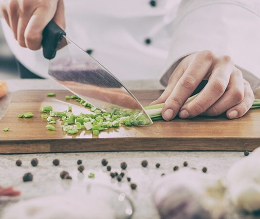 Türkiye’nin Lezzet Dolu Festivalleri: Gastronomi ve Kültürün Buluşma Noktası Türkiye, gastronomi dünyasında eşsiz bir mirasa sahip bir ülke olarak, mutfak kültürünü en iyi şekilde kutlayan festivallere ev sahipliği yapıyor. Gastronomi festivalleri, Türk mutfağının zengin çeşitliliğini, geleneksel yemeklerin yanı sıra yerel tatları da ön plana çıkararak, hem yerel halkı hem de dünya çapında gastronomi meraklılarını bir araya getiriyor. Antalya Gastronomi Festivali ve Gaziantep Gastronomi Festivali, bu alandaki en prestijli festivaller olarak hem yerel hem de uluslararası düzeyde büyük ilgi görmekte. Konulu bir haber görseli.