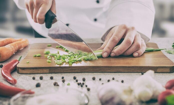 Türkiye'nin Lezzet Dolu Festivalleri Gastronomi ve Kültürün Buluşma Noktası Türkiye, gastronomi dünyasında eşsiz bir mirasa sahip bir ülke olarak, mutfak kültürünü en iyi şekilde kutlayan festivallere ev sahipliği yapıyor. Gastronomi festivalleri, Türk mutfağının zengin çeşitliliğini, geleneksel yemeklerin yanı sıra yerel tatları da ön plana çıkararak, hem yerel halkı hem de dünya çapında gastronomi meraklılarını bir araya getiriyor. Antalya Gastronomi Festivali ve Gaziantep Gastronomi Festivali, bu alandaki en prestijli festivaller olarak hem yerel hem de uluslararası düzeyde büyük ilgi görmekte. Konulu bir haber görseli.