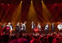 Türkiye’nin Pop Müzik Festivalleri: Enerji Dolu Bir Yaz Türkiye, her yıl düzenlenen pop müzik festivalleri ile müzikseverlere unutulmaz anlar yaşatıyor. Pop müziği, geniş bir dinleyici kitlesine hitap eden ve enerjik atmosferiyle dikkat çeken bir müzik türüdür. Türkiye’nin dört bir yanında düzenlenen pop müzik festivalleri, katılımcılarına en sevilen şarkıcıları ve grupları izleme fırsatı verirken, şehrin farklı atmosferlerinde müziğin ritmine kapılmalarını sağlıyor. İstanbul’dan Edirne’ye kadar her şehirde yapılan bu etkinlikler, müzikseverlerin bir araya gelerek keyifli bir deneyim yaşamalarına olanak tanıyor. Konulu bir haber görseli.