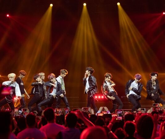 Türkiye’nin Pop Müzik Festivalleri: Enerji Dolu Bir Yaz Türkiye, her yıl düzenlenen pop müzik festivalleri ile müzikseverlere unutulmaz anlar yaşatıyor. Pop müziği, geniş bir dinleyici kitlesine hitap eden ve enerjik atmosferiyle dikkat çeken bir müzik türüdür. Türkiye’nin dört bir yanında düzenlenen pop müzik festivalleri, katılımcılarına en sevilen şarkıcıları ve grupları izleme fırsatı verirken, şehrin farklı atmosferlerinde müziğin ritmine kapılmalarını sağlıyor. İstanbul’dan Edirne’ye kadar her şehirde yapılan bu etkinlikler, müzikseverlerin bir araya gelerek keyifli bir deneyim yaşamalarına olanak tanıyor. Konulu bir haber görseli.