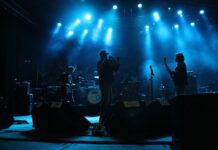 Türkiye’nin Rock ve Metal Festivalleri: Müzikseverlere Unutulmaz Bir Deneyim Türkiye, rock ve metal müziği sevenler için her yıl birçok festivalin düzenlendiği bir cennet haline gelmiştir. Rock’n Coke Festivali'nden Zeytinli Rock Festivali'ne kadar, her yıl farklı şehirlerde birbirinden heyecan verici etkinlikler düzenlenmektedir. Türkiye'nin dört bir yanında, rock ve metal müziği sevenler için bir araya gelen bu festivaller, müziği ve enerjiyi sevenler için bir kutlama haline gelir. Her festival, katılımcılarına unutulmaz bir deneyim sunarken, Türkiye'nin kültürel çeşitliliğiyle harmanlanmış bir atmosferde müziğin gücünü keşfetmelerine olanak tanır. Konulu bir haber görseli.